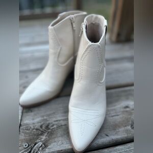 Womens  Cowgirl Style Western White Boots Soda Size US6,5 Faux Leather
